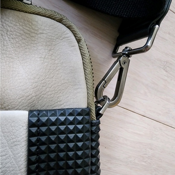 Modern The Police Genuine Leather w/Tech Trim Cross Body Bag Designed in Italy - Picture 10 of 14